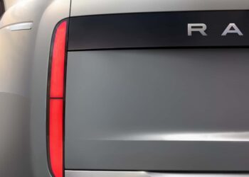 Land Rover เผยโฉมเอสยูวีไฟฟ้ารุ่นแรกของ Range Rover ลุยน้ำลึก 85 เซนติเมตร วางจำหน่ายปี 2024