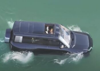 BYD อวดฟีเจอร์ Emergency Floating Mode ของรถ Yangwang U8 สามารถขับเคลื่อนในน้ำได้