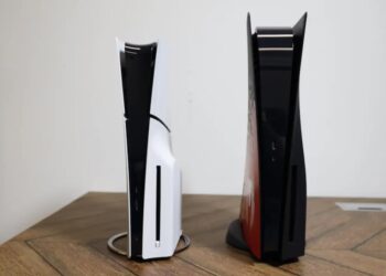 เทียบขนาด PlayStation 5 โฉม Slim กับเวอร์ชันแรก จากภาพถ่ายหลายมุมมอง
