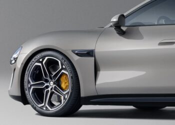 Lei Jun เผยโฉม Xiaomi SU7 รถไฟฟ้าคันแรกของบริษัท ก่อนเปิดตัวในวันที่ 28 ธันวาคมนี้