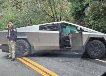 Cybertruck ประสบอุบัติเหตุบนถนนเป็นครั้งแรก หลังจากถูกชนโดย Toyota Corolla