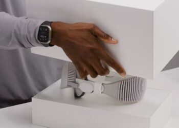 แกะกล่อง Apple Vision Pro เผยของแถมในกล่องขนาดใหญ่ (ชมคลิป!!)