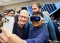 Tim Cook กล่าวว่า Apple Vision Pro มีราคาสูง เพราะเป็นเทคโนโลยีแห่งอนาคต