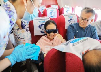 Hainan Airlines นำแว่น AR มาใช้บนเครื่องบินให้ผู้โดยสายรับชมภาพยนตร์ 3D เป็นครั้งแรกของโลก