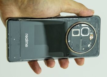 ผู้บริหารของ realme อวดโฉม realme 12 Pro Plus เวอร์ชันโปร่งใส