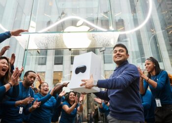 นักวิเคราะห์เผย Apple Vision Pro ฮิตเกิดคาด มีคนส่งคืนไม่ถึง 1% คาดยอดจัดส่งจะทะลุ 200,000 เครื่อง เตรียมวางจำหน่ายในประเทศอื่นเร็วๆนี้