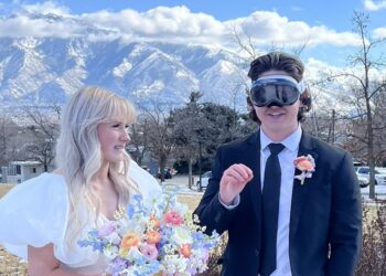 อ้ายมีเหตุผล!! เจ้าบ่าวสวม Apple Vision Pro เข้าพิธีวิวาห์ จนกลายเป็นกระแสไวรัล