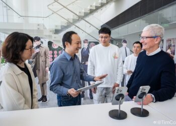 Tim Cook เยี่ยมชม Apple Store สาขาใหม่ล่าสุดในเซี่ยงไฮ้