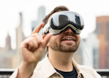 ผู้ใช้ Apple Vision Pro บางรายพบอาการปวดศีรษะ ปวดคอ และมีรอยคล้ำใต้ดวงตา