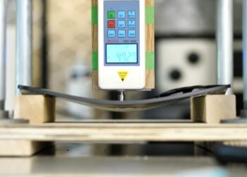 iPad Pro รุ่นชิป M4 มีความทนทานต่อการโค้งงอพอๆ กับรุ่นก่อน ถึงแม้ตัวเครื่องจะบางกว่า