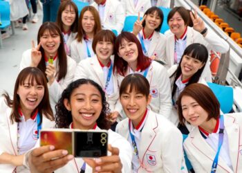 ครั้งแรกของโอลิมปิก! นักกีฬาถ่ายเซลฟี่เก็บโมเมนต์แห่งชัยชนะด้วย Galaxy Z Flip6 Olympic Edition