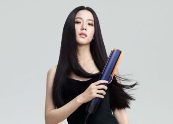 มาถึงไทยแล้ว! สาวก Dyson เตรียมช็อป Dyson Airstrait เครื่องหนีบผมไร้แผ่นความร้อนรุ่นแรกจาก Dyson ราคา 19,900 บาท