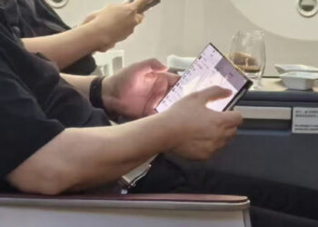 ผู้บริหารระดับสูงของ HUAWEI ถูกจับภาพขณะใช้อุปกรณ์พับได้แบบ 3 ทบ