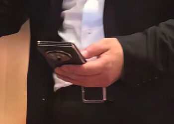 เผยอีกมุมของอุปกรณ์พับได้แบบ 3 ทบ จาก HUAWEI ที่อยู่ในมือ Richard Yu