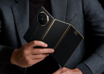 เปิดค่าซ่อมจอ HUAWEI Mate XT Ultimate Design ซื้อ iPhone 16 Pro ได้ 1 เครื่อง