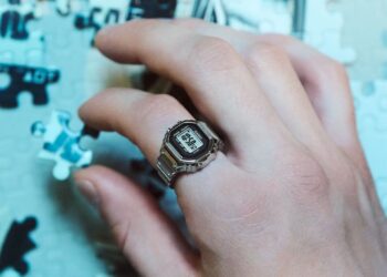 Casio CRW-001-1JR นาฬิกาดิจิทัล ดีไซน์มาให้สวมนิ้ว ราคาราว 4,490 บาท