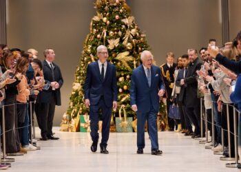 สมเด็จพระเจ้าชาร์ลส์ที่ 3 เสด็จเยือนสำนักงานใหญ่ของ Apple ในสหราชอาณาจักร