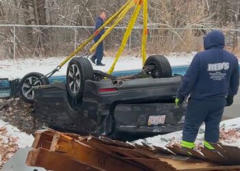 Apple Watch ช่วยชีวิตคนประสบอุบัติเหตุรถพลิกคว่ำลงในสระว่ายน้ำ