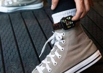 เทรนด์ใหม่? พบบางคนชอบสวม Apple Watch ไว้ที่ข้อเท้า