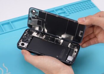 iPhone 16e ถูกแยกชิ้นส่วนแล้ว เผยให้เห็นแบตเตอรี่ที่ใหญ่ขึ้น ชิป C1 และส่วนประกอบทั้งหมด