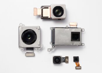 ผู้บริหารของ OPPO อวดโมดูลกล้องหลัง 5 ตัวของ OPPO Find X8 Ultra