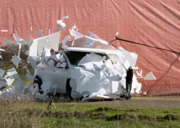 ระบบ Autopilot ของ Tesla พารถพุ่งทะลุกำแพงที่มีภาพถนน