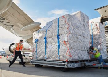 Apple เร่งขนสินค้าระดับพรีเมียม เข้ามาในสหรัฐฯ ด้วยเครื่องบิน ก่อนอัตราภาษีนำเข้าใหม่จะมีผลบังคับใช้