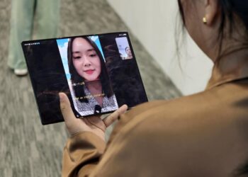 AIS เปิดตัวบริการ AI Calling ฟีเจอร์แปลภาษาแบบเรียลไทม์ระหว่างการโทร เตรียมให้บริการบน HUAWEI Mate XT และ HUAWEI Mate X6 ภายในเดือนมิถุนายน 2568 นี้