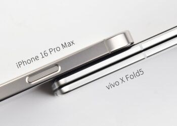 เทียบความบาง vivo X Fold5 กับ iPhone 16 Pro Max