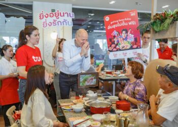 ทรู-ดีแทค จัดใหญ่แคมเปญ “ยิ่งอยู่นาน ยิ่งรักกัน” แจกอิ่มฟรี MK คุ้ม คุ้ม อิ่มไม่อั้นกว่า 299 สาขาทั่วไทย ผู้บริหารมาเสิร์ฟถึงโต๊ะ!
