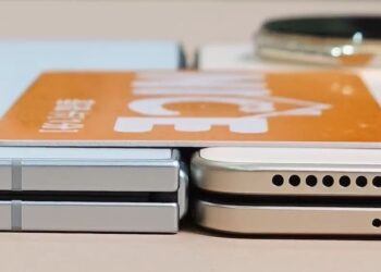 Samsung Galaxy Z Fold7 บางกว่า HONOR Magic V5 เมื่อนำทั้งคู่มาวางเทียบกัน