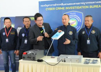 AIS เปิดปฏิบัติการ “OPERATION PINKLAO” จับกุมแก๊งมิจฉาชีพตระเวนใช้เครื่องส่ง SMS ปลอมทั่วกรุง แนบลิงก์ชวนแลกคะแนน เตือน! อย่าหลงเชื่อเด็ดขาด