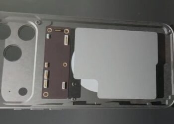 หลุดดีไซน์ภายใน iPhone 17 Pro Max เผยให้เห็นแบตเตอรี่ที่หุ้มด้วยโลหะ