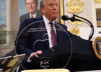 Donald Trump ได้รับโล่รางวัลจาก Apple ซึ่งทำจากกระจก Corning วางบนฐานทองคำ 24K