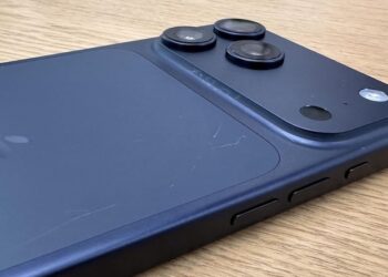 iPhone Air สีดำ และ iPhone 17 Pro สีน้ำเงินเข้ม ดูเหมือนจะเป็นรอยได้ง่ายว่าสีอื่น