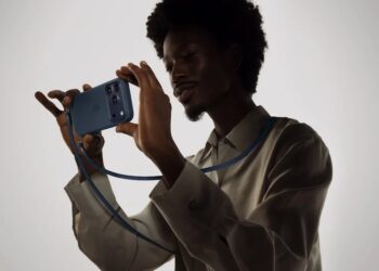 สายสะพายข้าง (Crossbody Strap) สำหรับ iPhone รุ่นใหม่ ได้รับความนิยมอย่างมาก