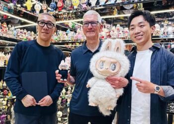 Tim Cook ได้รับ Labubu เป็นของขวัญ ซึ่งดีไซน์มาให้ดูเหมือนตัวเขาเอง