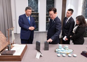 ผู้นำเกาหลีใต้ รับมอบสมาร์ทโฟน Xiaomi จากผู้นำจีน ก่อนแซวว่า “หวังว่าสายโทรศัพท์จะปลอดภัยนะ”