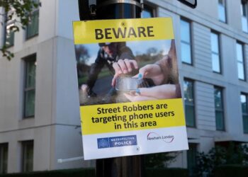 เจ้าของสมาร์ทโฟน Samsung รู้สึกเหมือนถูกปฏิเสธ หลังถูกโจรชิงมือถือไป ก่อนจะขว้างทิ้งต่อหน้าต่อตา