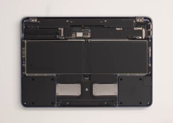 เผยส่วนประกอบภายใน MacBook Neo หลังจากถอดฝาด้านล่างออก