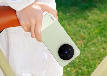 vivo X300s เผยโฉมแล้วในวิดีโอโฆษณา มาในดีไซน์ทูโทนที่ได้แรงบันดาลใจมาจากกล้องฟิล์มคลาสสิก