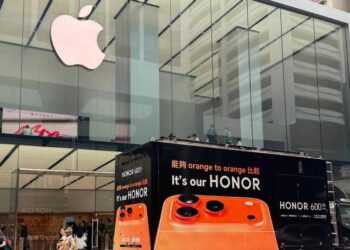 รถโฆษณา HONOR 600 Series จอดหน้าร้าน Apple Store ท้าชน iPhone 17 Pro