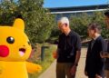 Tim Cook และ John Ternus ให้การต้อนรับ Pikachu ที่เดินทางมาเยือน Apple Park