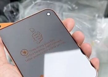 กล้องหน้าของ iPhone Ultra จะติดตั้งไว้ที่มุมบน อ้างอิงจากแผ่นกันรอยหน้าจอ