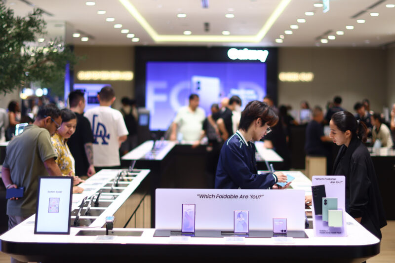 Samsung Galaxy Z8 Series ทุบสถิติยอดพรีออร์เดอร์สมาร์ทโฟนจอพับสูงสุดเป็นประวัติการณ์ในภูมิภาคเอเชียตะวันออกเฉียงใต้และโอเชียเนีย